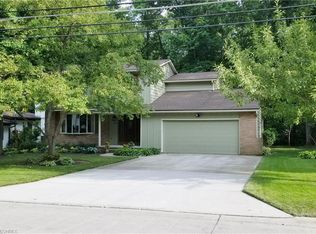 828 Valley Dr, Amherst, OH