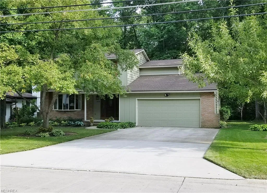 828 Valley Dr photo 1