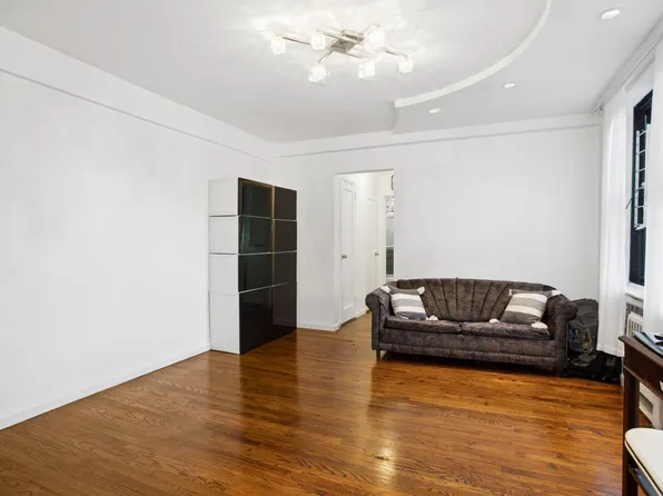 2807 Kings Highway image 2 of 5