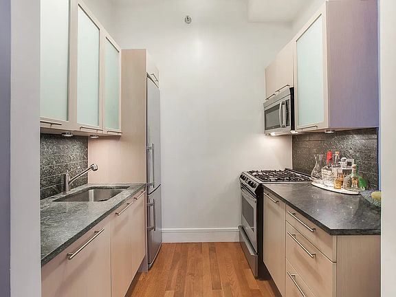 2nd image of 120 Greenwich St APT 2G