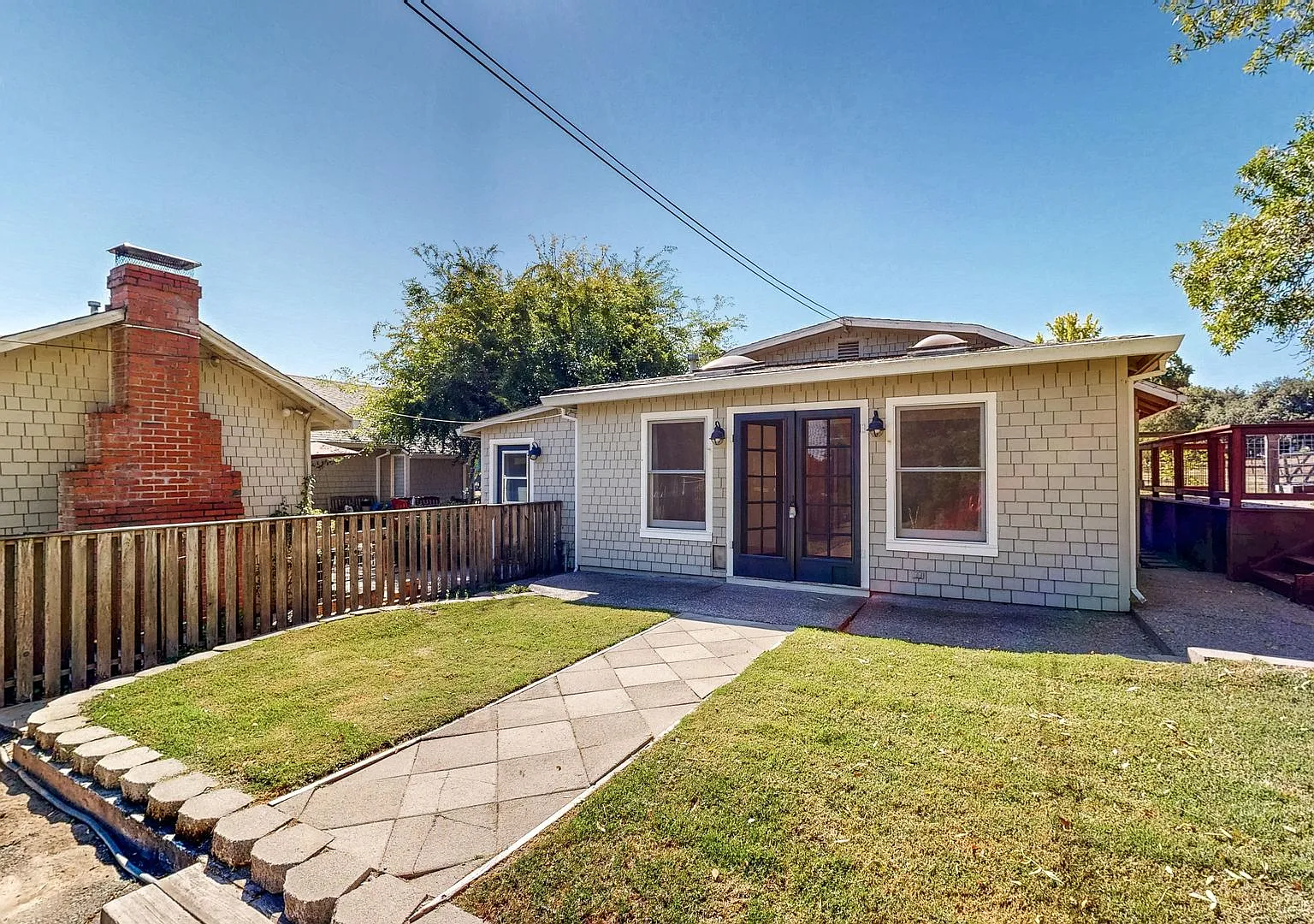 Bright and Spacious 1 Bedroom 1 Bathroom Cottage! Water, PGE, and Garbage Included! — Photo 2