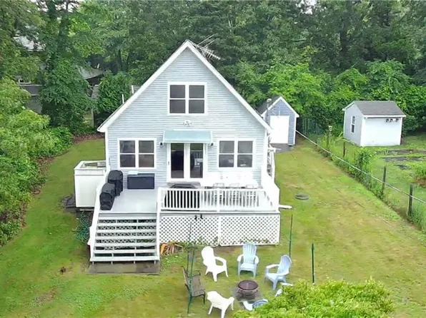 43 Merrill Ln, Portsmouth, RI 02871