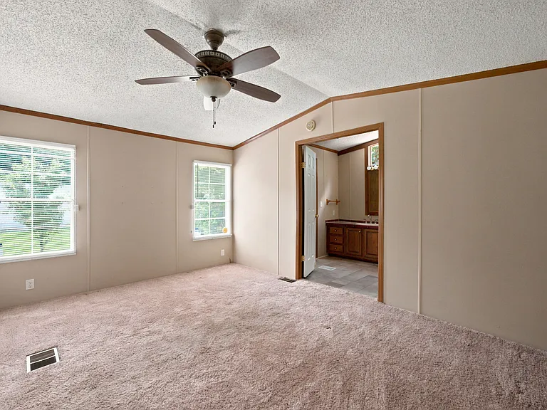 1042 Artic Loop — Photo 15