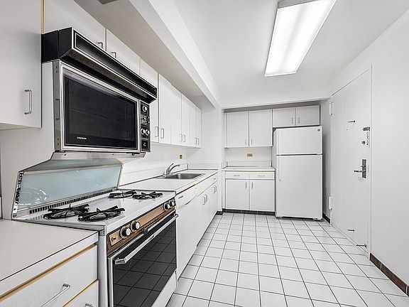 5th image of 525 E 80th St APT 12C