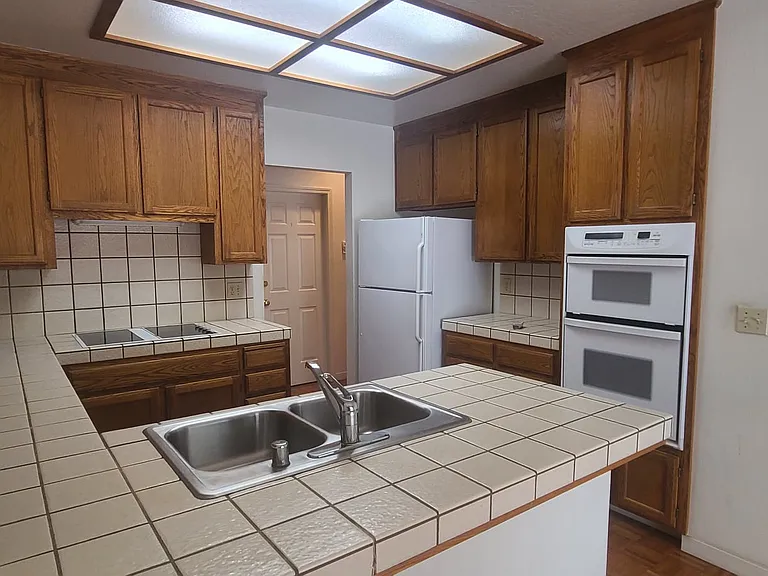 211 Kingswood Ct — Photo 7