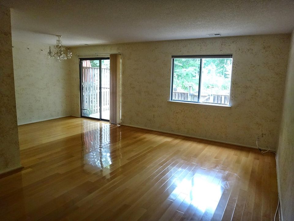 1st image of 261 Hampshire Dr #261