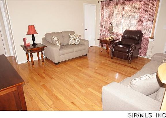 2nd image of 201 E Airwood Dr