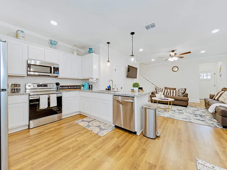 10329 Lynwood Vlg #101 — Photo 4