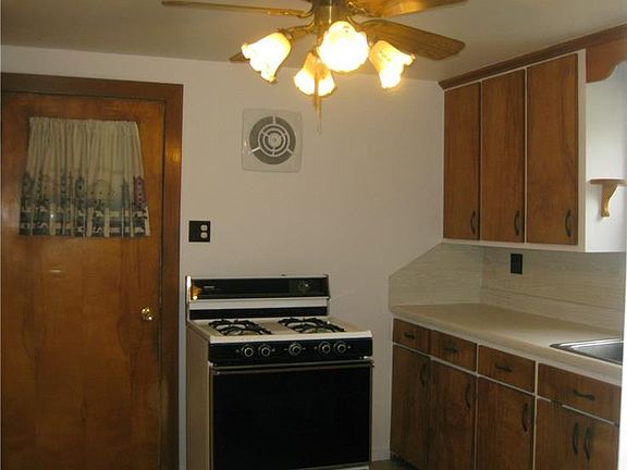 3rd image of 580 Railroad Ave