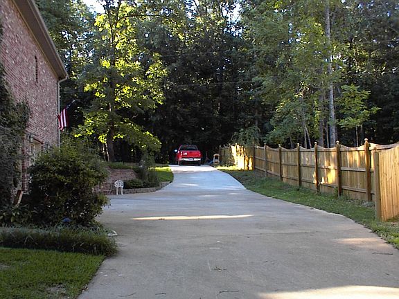 4th image of 560 Riverview Dr