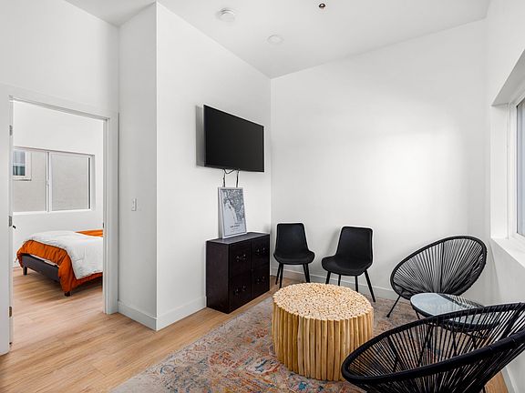 5th image of 2110 Drescher St #1