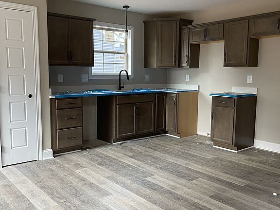 4th image of 820 Lillian Grace Dr