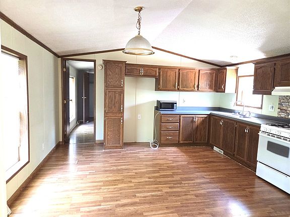 3rd image of 132 Maplehurst Dr
