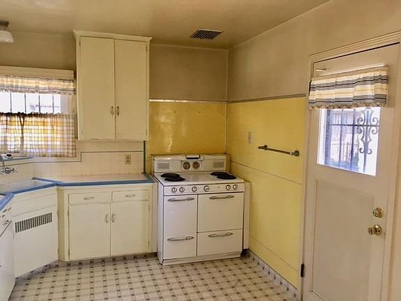 5th image of 3086 E Harvard Ave