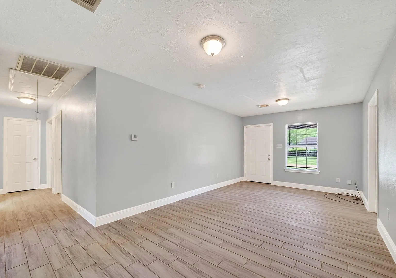Spacious 4BR/2BA Home in Houston 77051 Prime Location Near Major Highways & Downtown Access — Photo 3