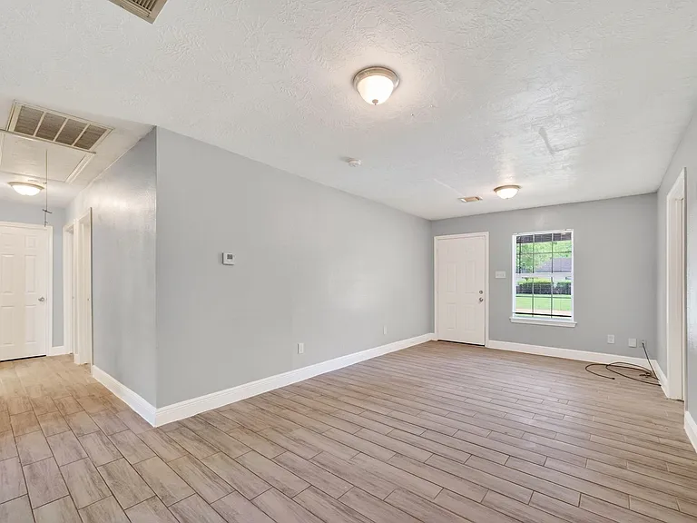 3031 Groton Dr — Photo 3