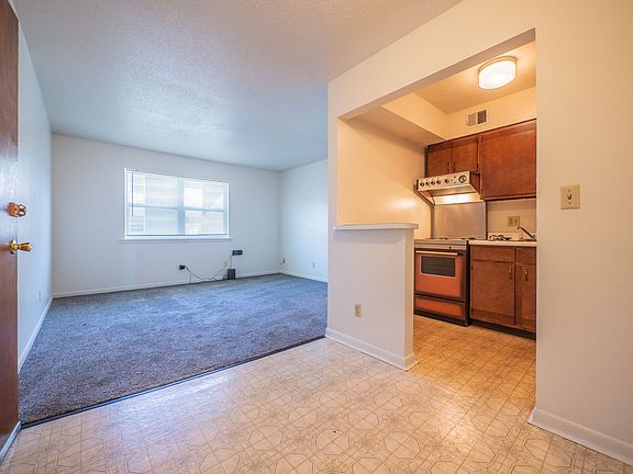 3rd image of 1121-1115 N College Dr #23