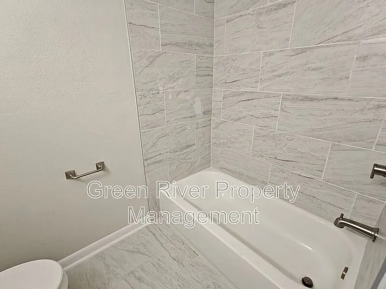 2138 W 17th St — Photo 21