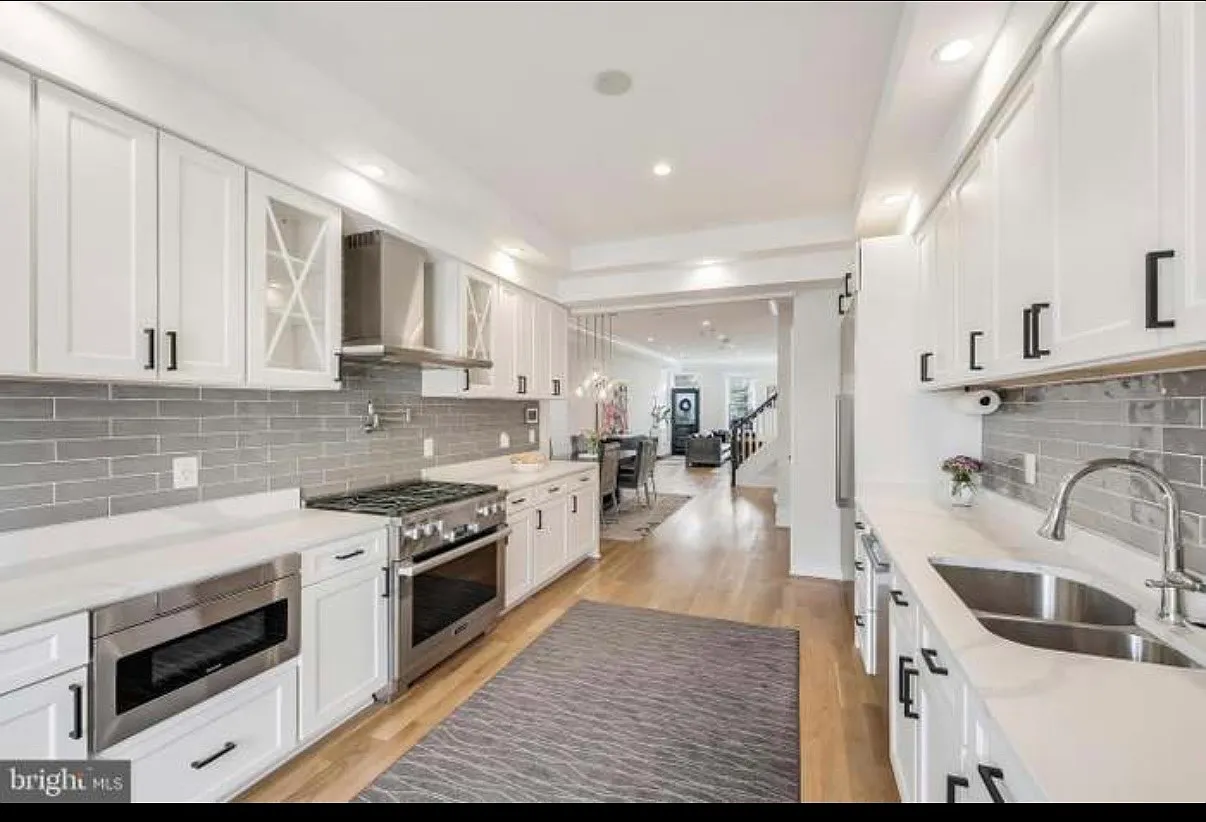 2 bed, 2.5 bath, 1400 sqft, $4,500 — Photo 3