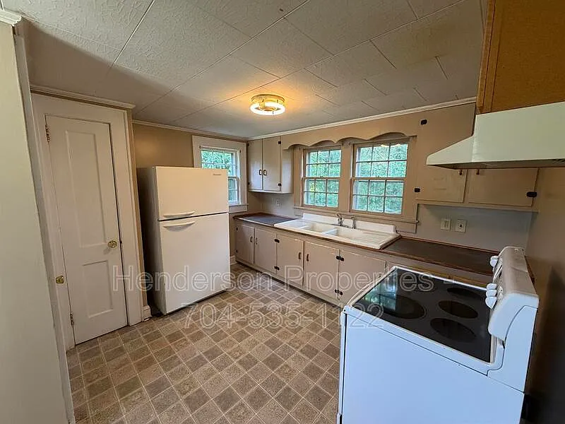 3 bed, 1.0 bath, 1312 sqft, $1,500 — Photo 4