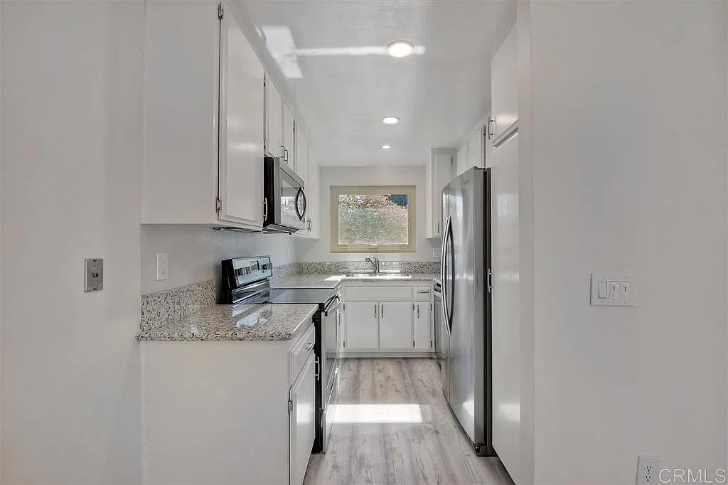 2 bed, 884 sqft, $3,500 — Photo 2