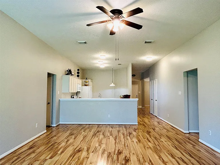 1404 Helmsley Dr — Photo 17