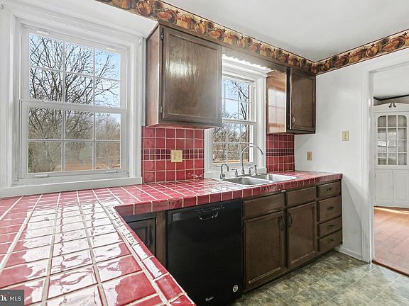 5th image of 335 Rumson Dr
