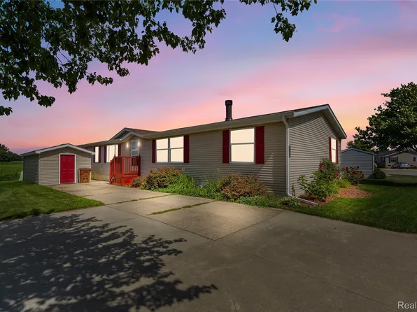 4472 Wynnwood Dr, Howell, MI 48843