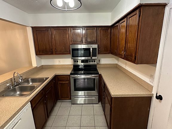 5th image of 11301 Derringer Cir S