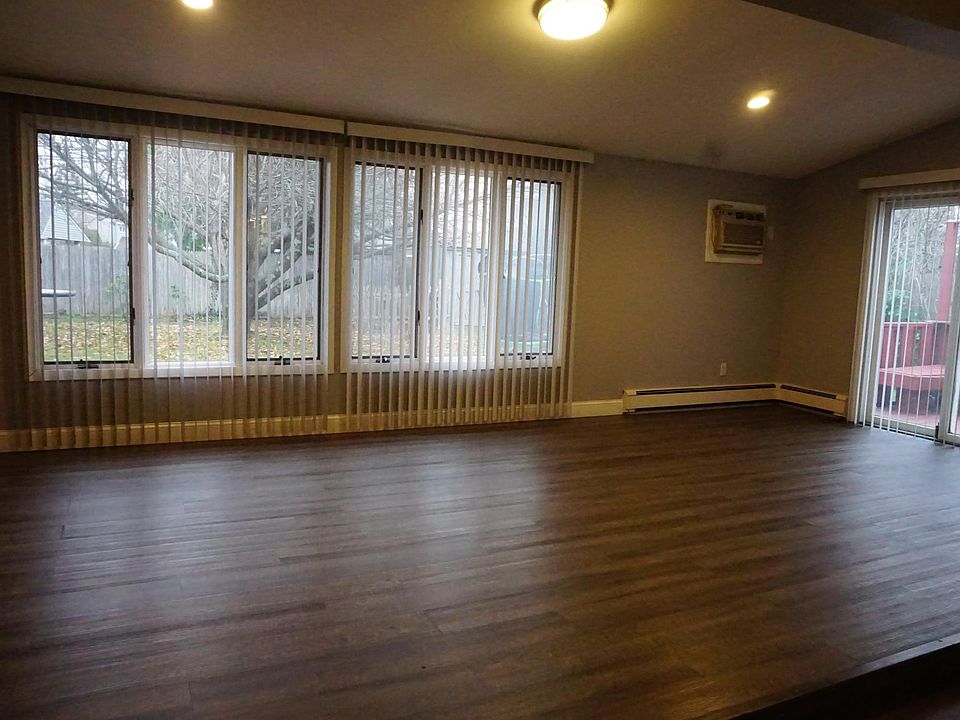 1st image of 23 Bunker Ln