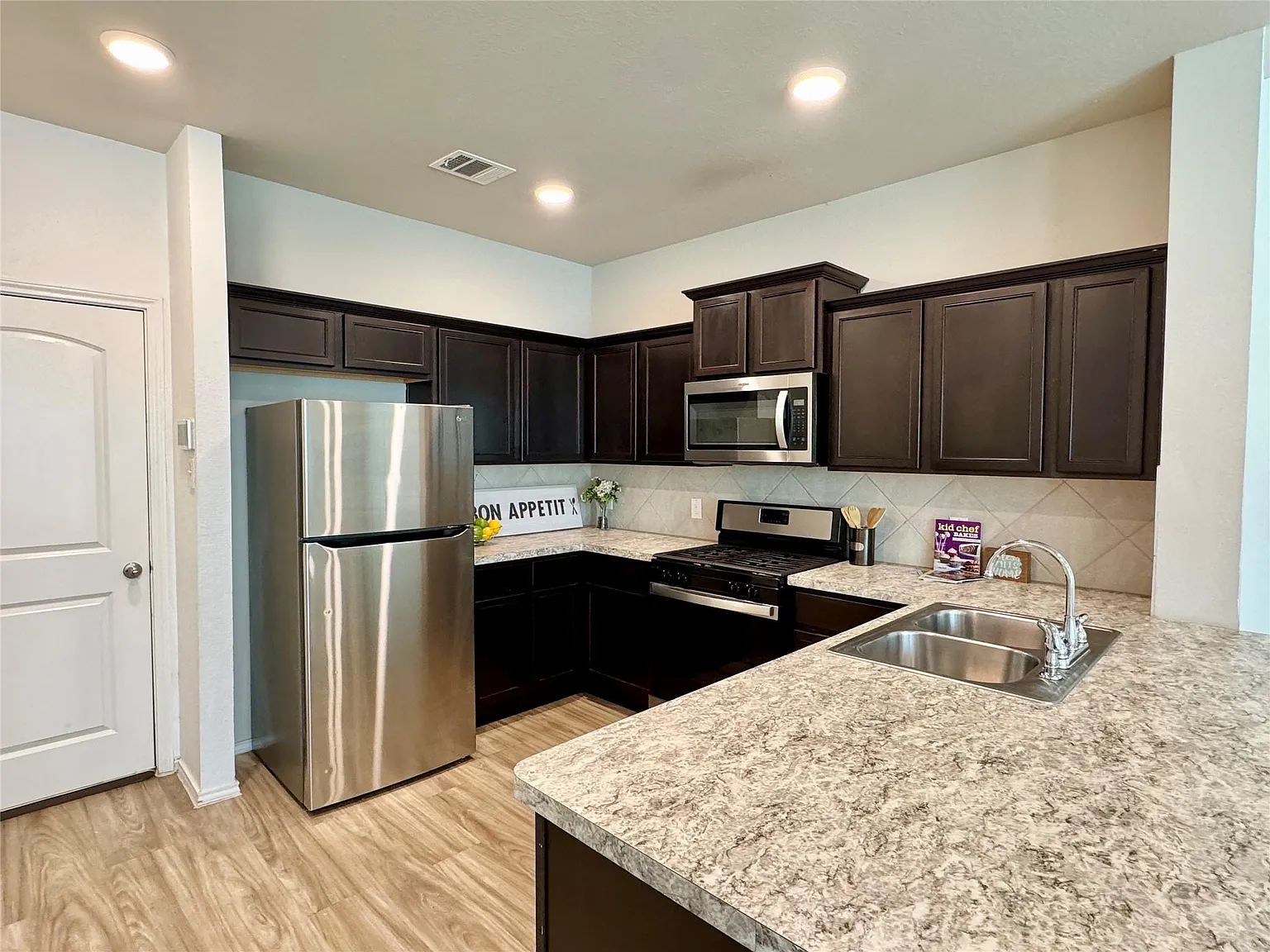 3 bed, 2.5 bath, 1784 sqft, $2,200 — Photo 4
