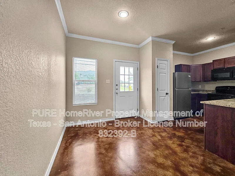 3 bed, 3.0 bath, 1237 sqft, $1,395 — Photo 2