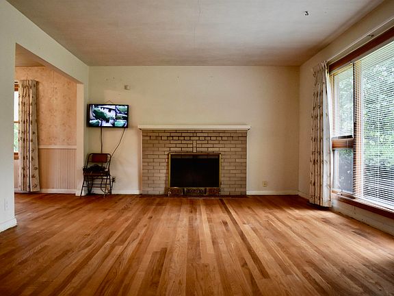 4th image of 2444 Colorado Ave