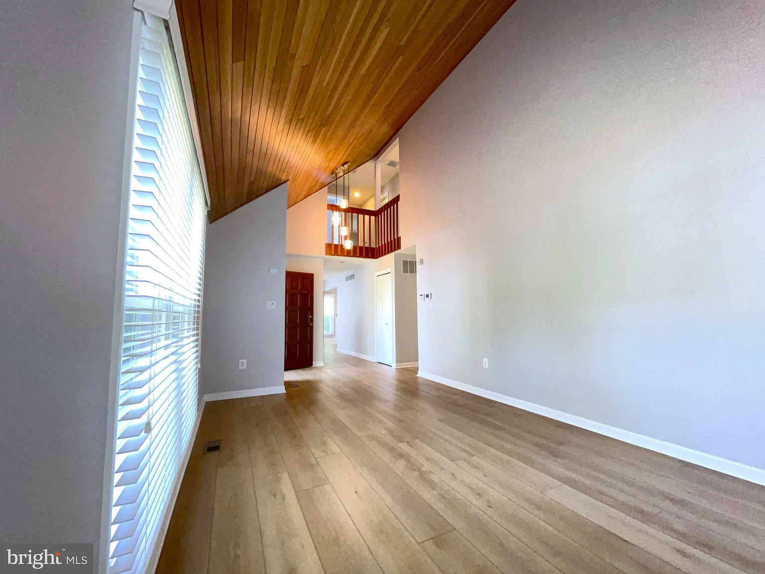 3 bed, 2.5 bath, 1865 sqft, $3,300 — Photo 4
