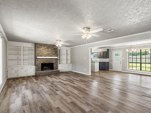 4th image of 2606 Mary Dr