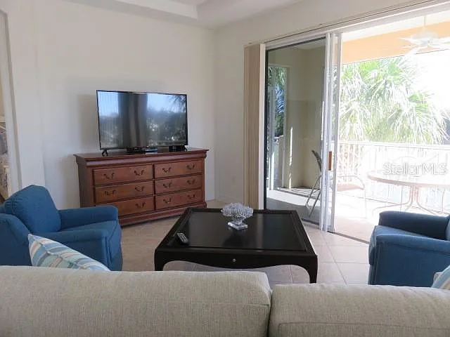 3 bed, 2.0 bath, 1388 sqft, $3,495 — Photo 4