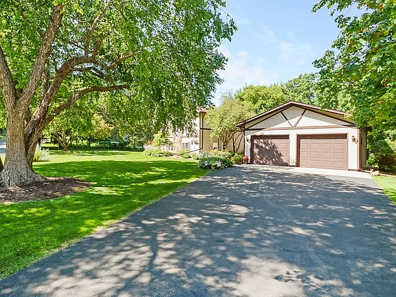 2nd image of 1827 Twin Circle Dr