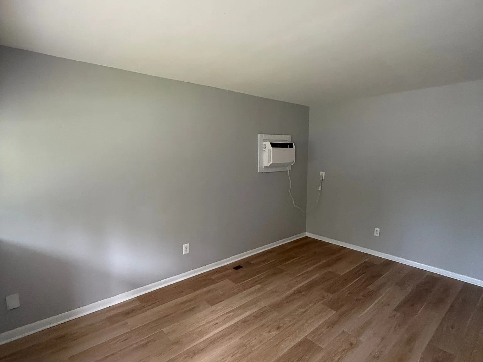 3 bed, 850 sqft, $1,600 — Photo 2