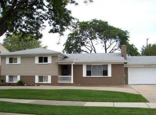 870 Blairmoor Ct, Grosse Pointe Woods, MI 48236