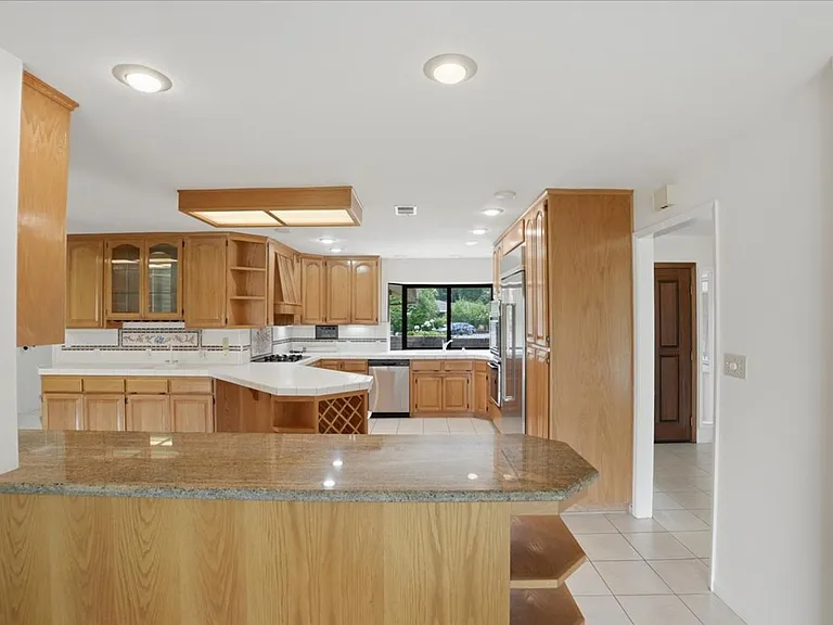 654 Jerome St — Photo 9