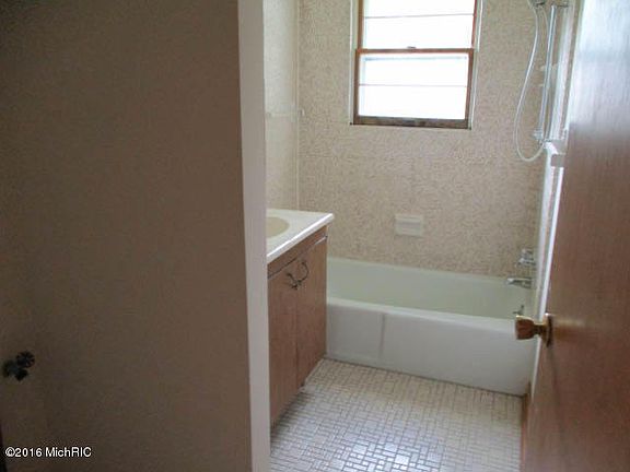 5th image of 578 Fairfield Ave