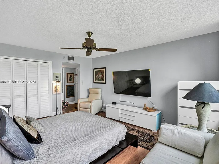 3970 Oaks Clubhouse Dr #302 — Photo 4