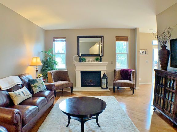 Living Room w/ gas fireplace