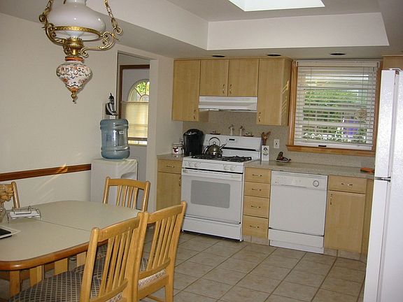 newer eat in kitchen