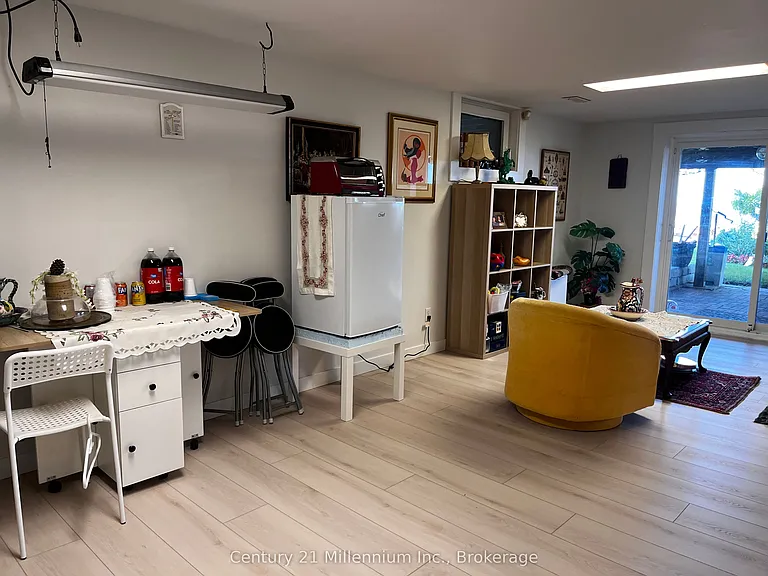 122 Bay St E — Photo 5