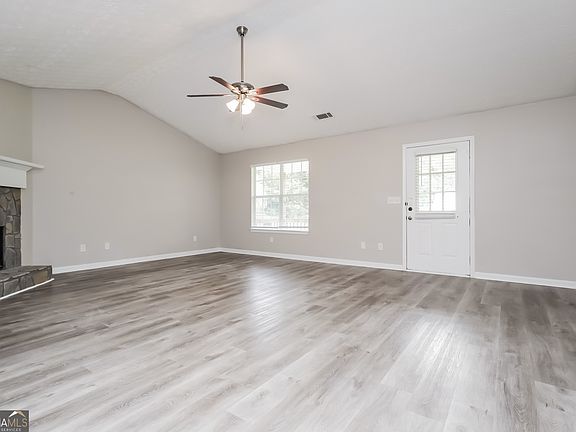 3rd image of 800 Pointe Trl