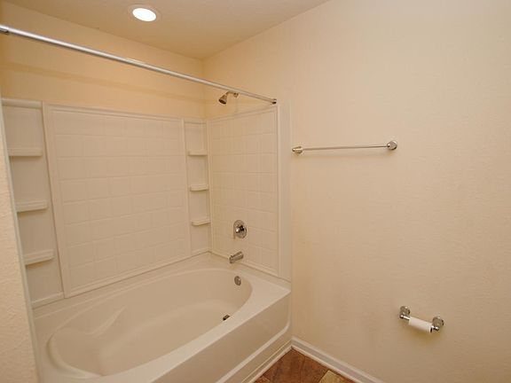 4th image of 6823 Hanford St