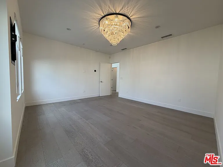 15122 Morrison St — Photo 13