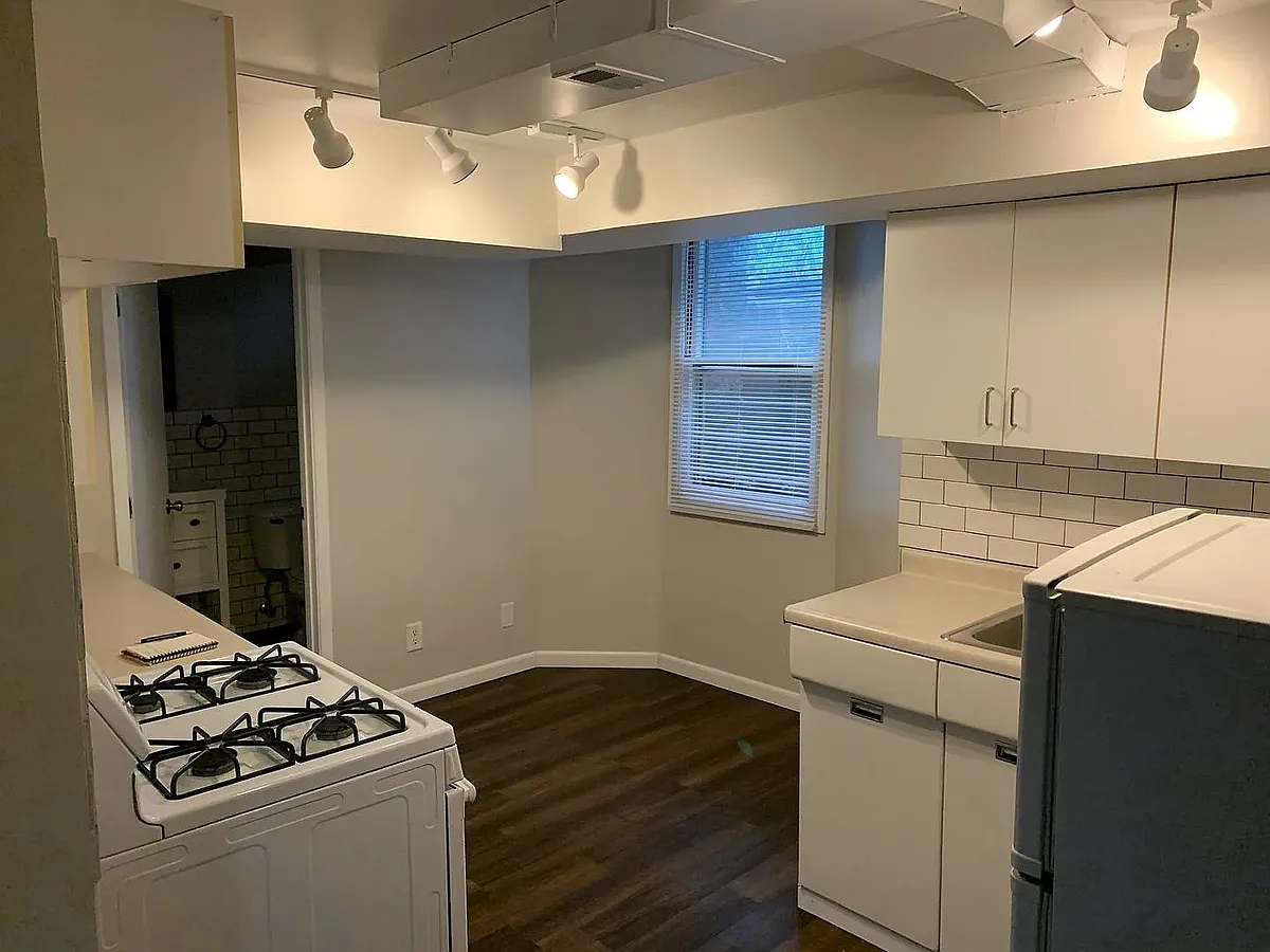 Building Photo - 1685 Taylor Ave W #4