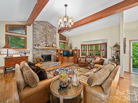 5th image of 210 Shepard Way